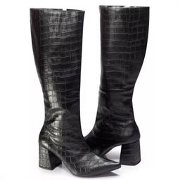 Bota Feminina Cano Longo Modelo Bico Fino Salto Bloco Grosso Atual Festa Última Moda