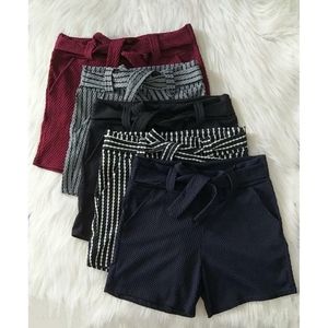 Short com Laço e Bolsos Laterais Tecido Colmeia Feminino